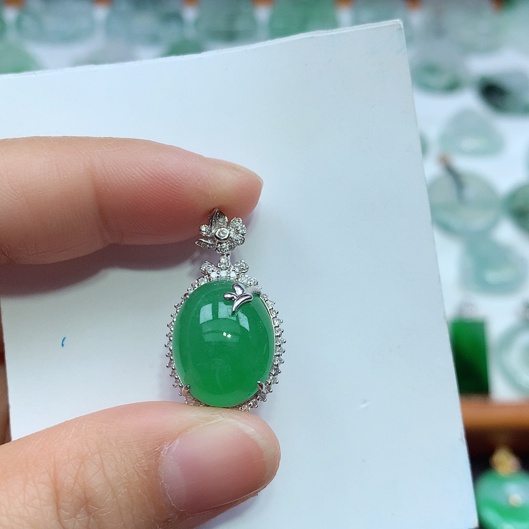 翡翠颈饰18K金镶嵌蛋面吊坠