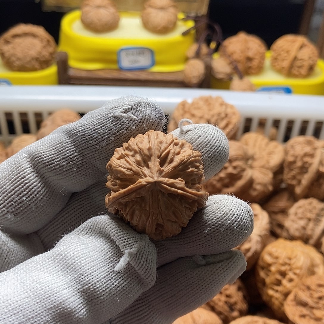 红***牛吊坠文玩核桃白狮子奔