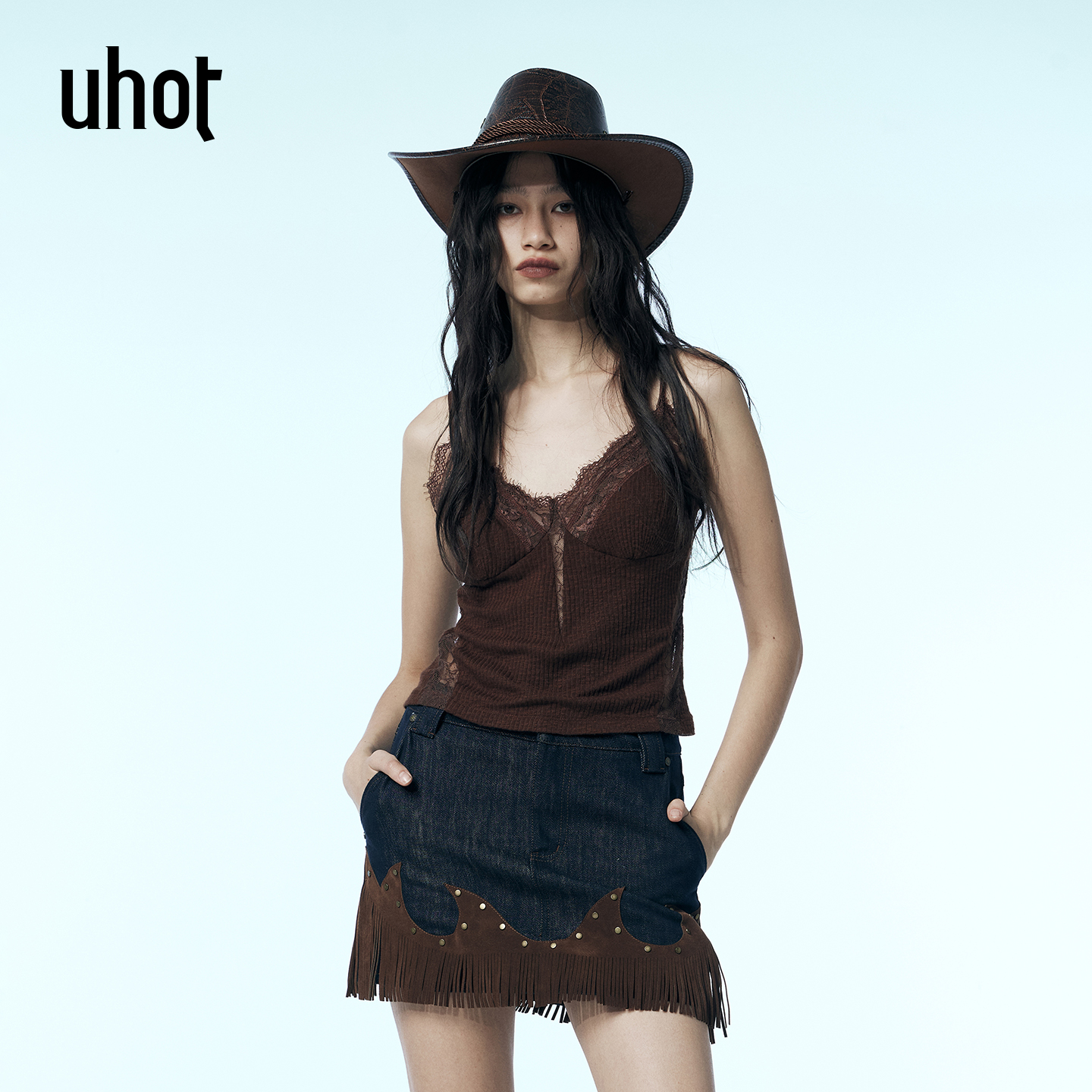 Auuuu/UHOT/诱货咖色高弹V领蕾丝拼接挂脖吊带辣妹显瘦 UWWA2N042