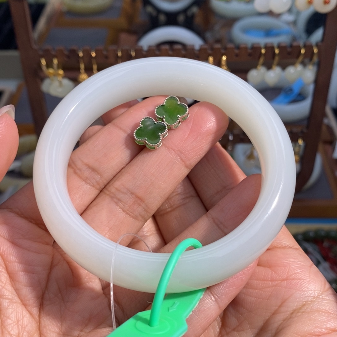 和田玉未镶嵌手镯