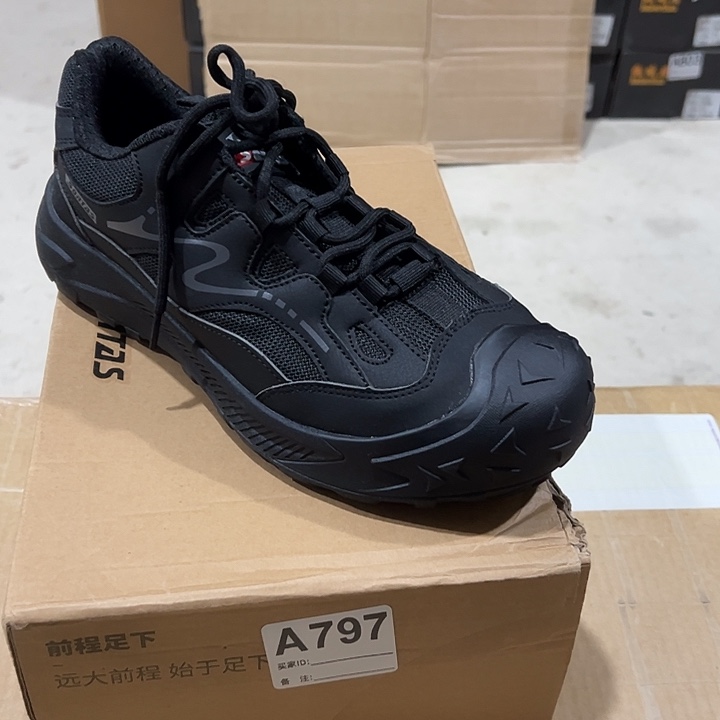 797号。43防砸防刺劳保鞋。鞋底磨损介意勿拍