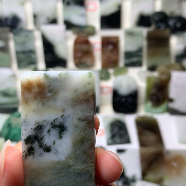 *****独山玉未镶嵌颈饰