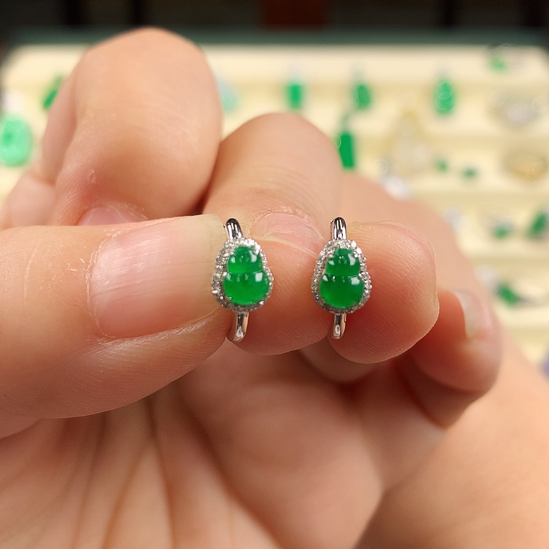 18K金镶嵌翡翠耳饰缅料