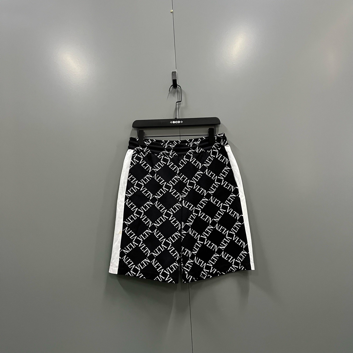 95新 Valentino/华伦天奴 727 102833 华伦天奴 满印字母短裤 S码