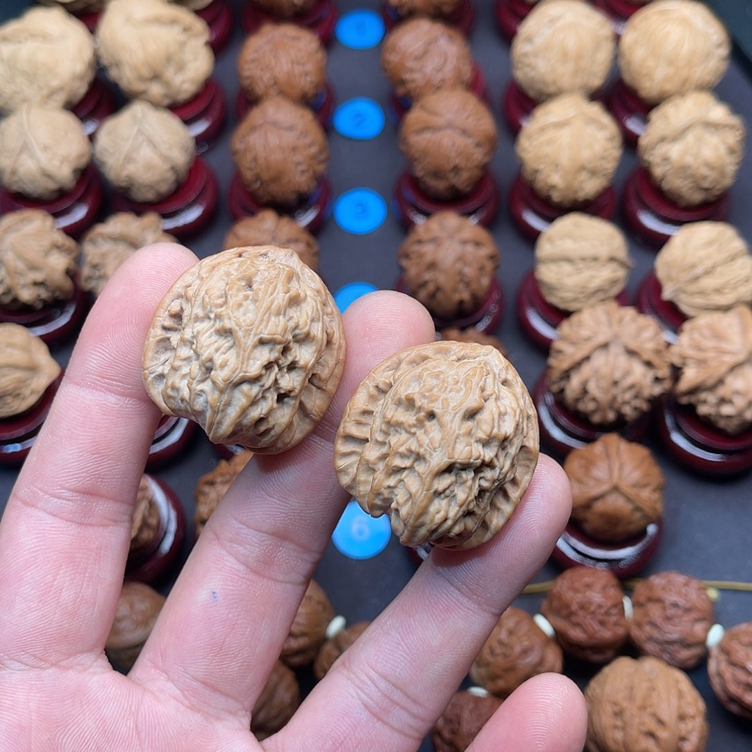 苏****文玩核桃把件小白狮子