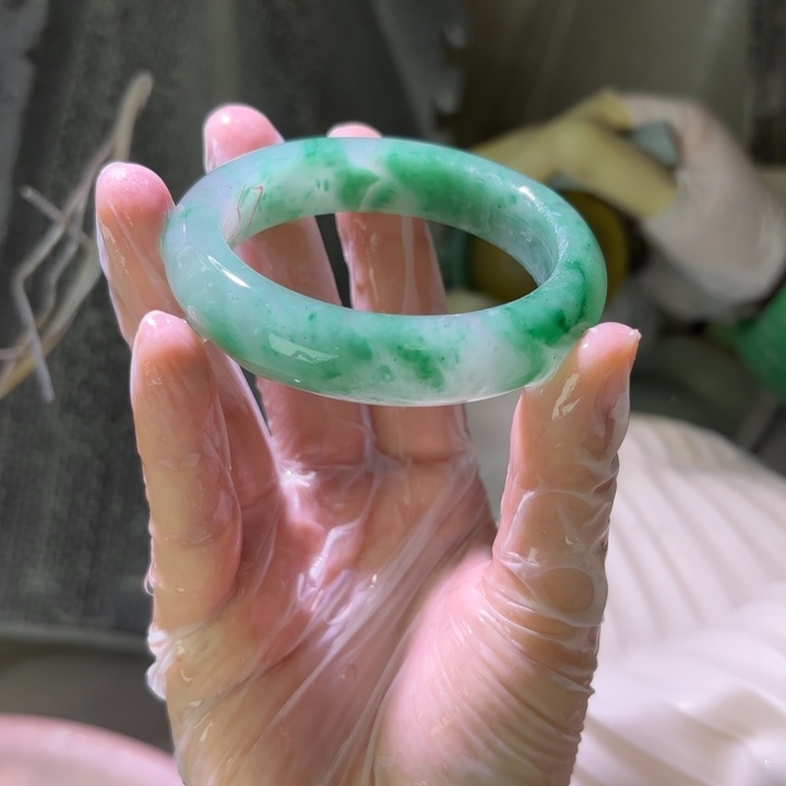 ****哥石英质玉（非洲翠）未镶嵌手镯定制