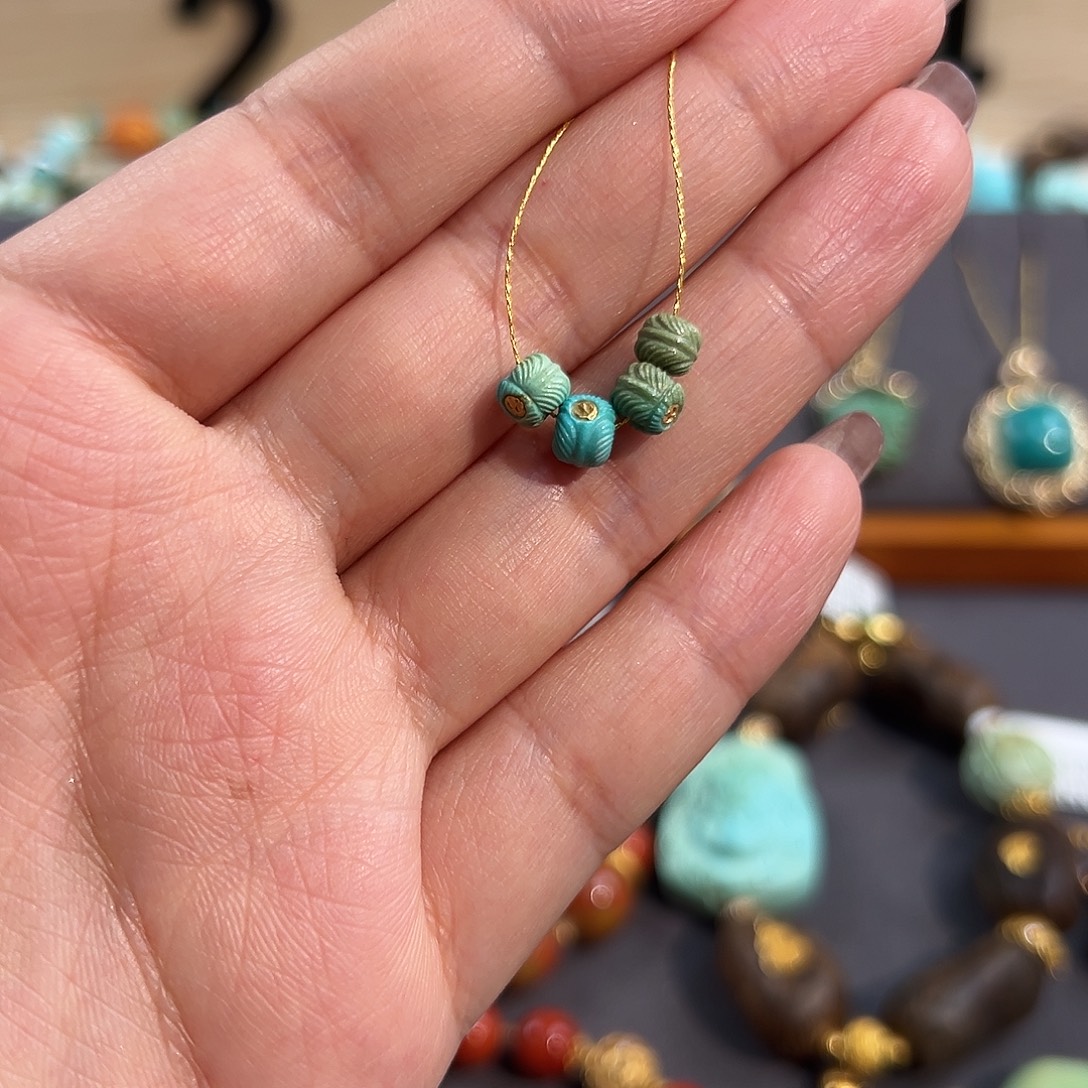 绿松石未镶嵌把件俏色羽毛扣