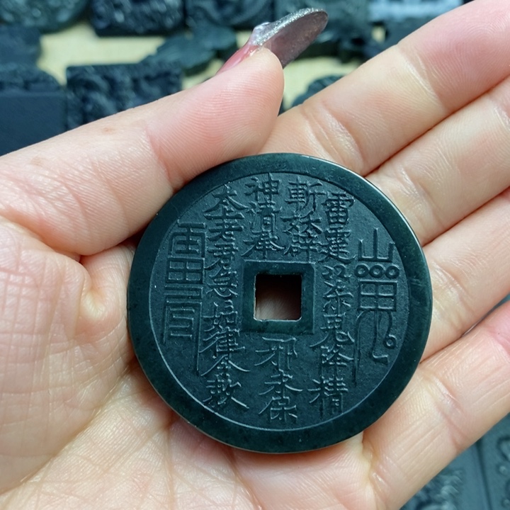 和田玉（青玉）颈饰未镶嵌双面雕刻