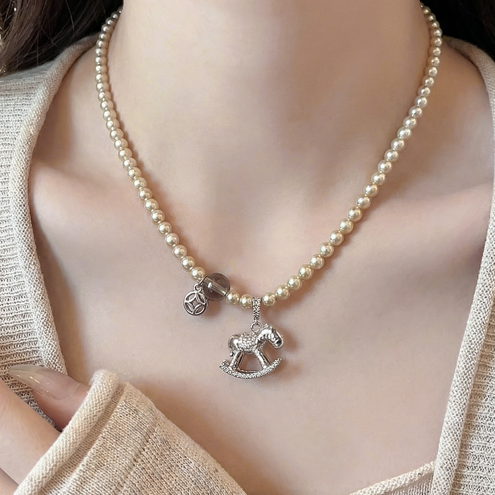 铜合金仿珍珠项链 [金梦木马]小马吊坠珍珠项链女款轻奢气质时尚