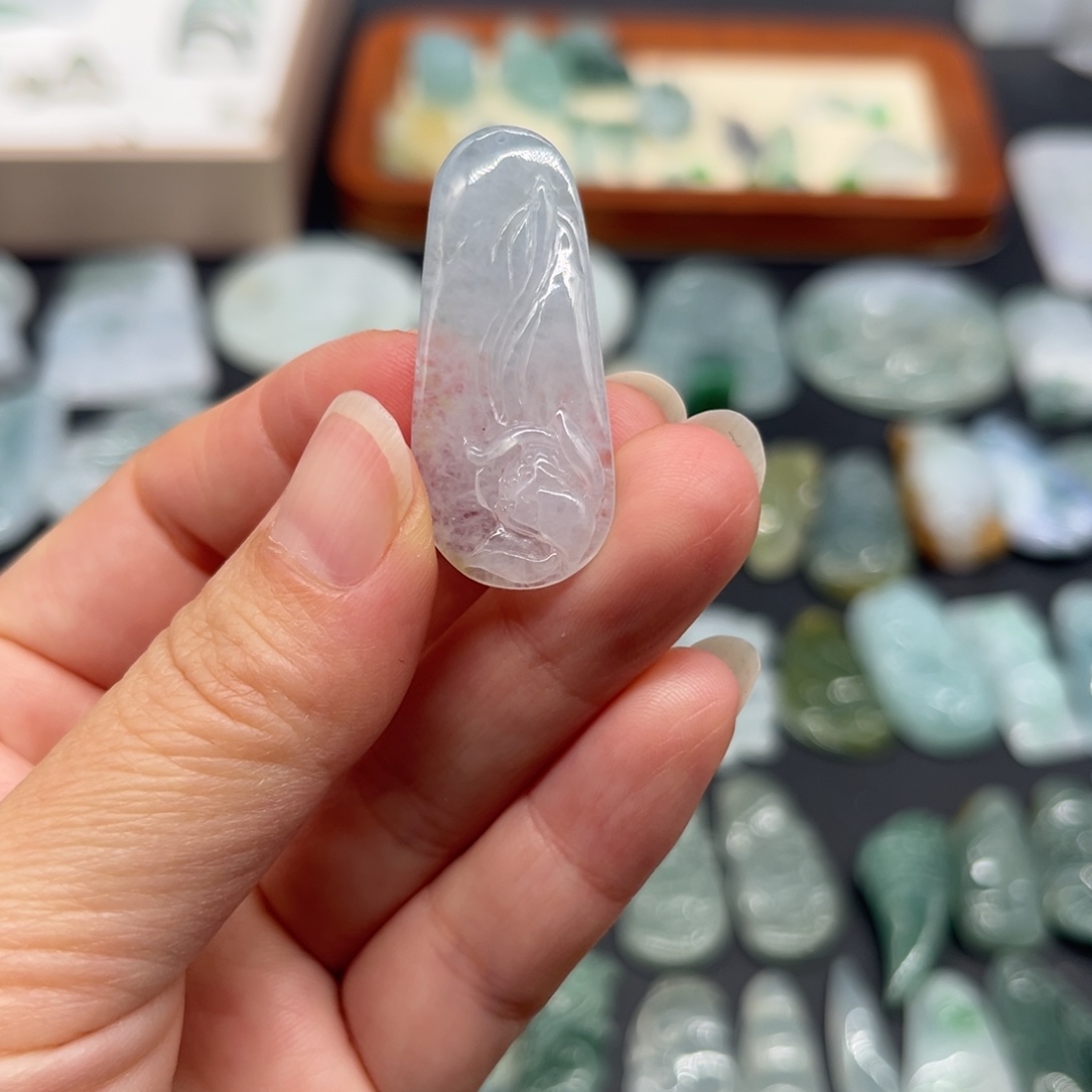 翡翠未镶嵌颈饰连年有余