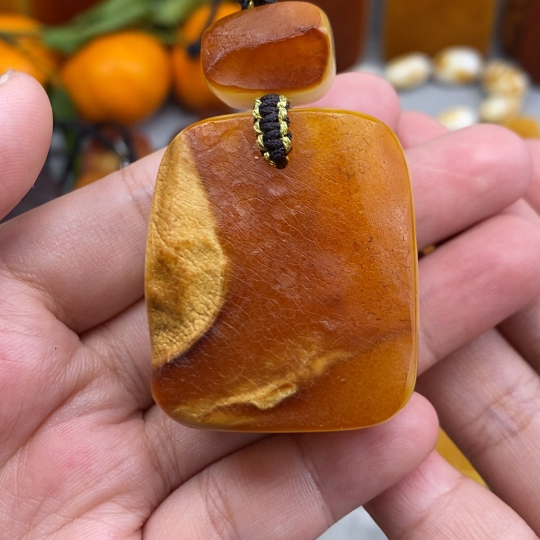 琥珀吊坠(赠链)未镶嵌非*?