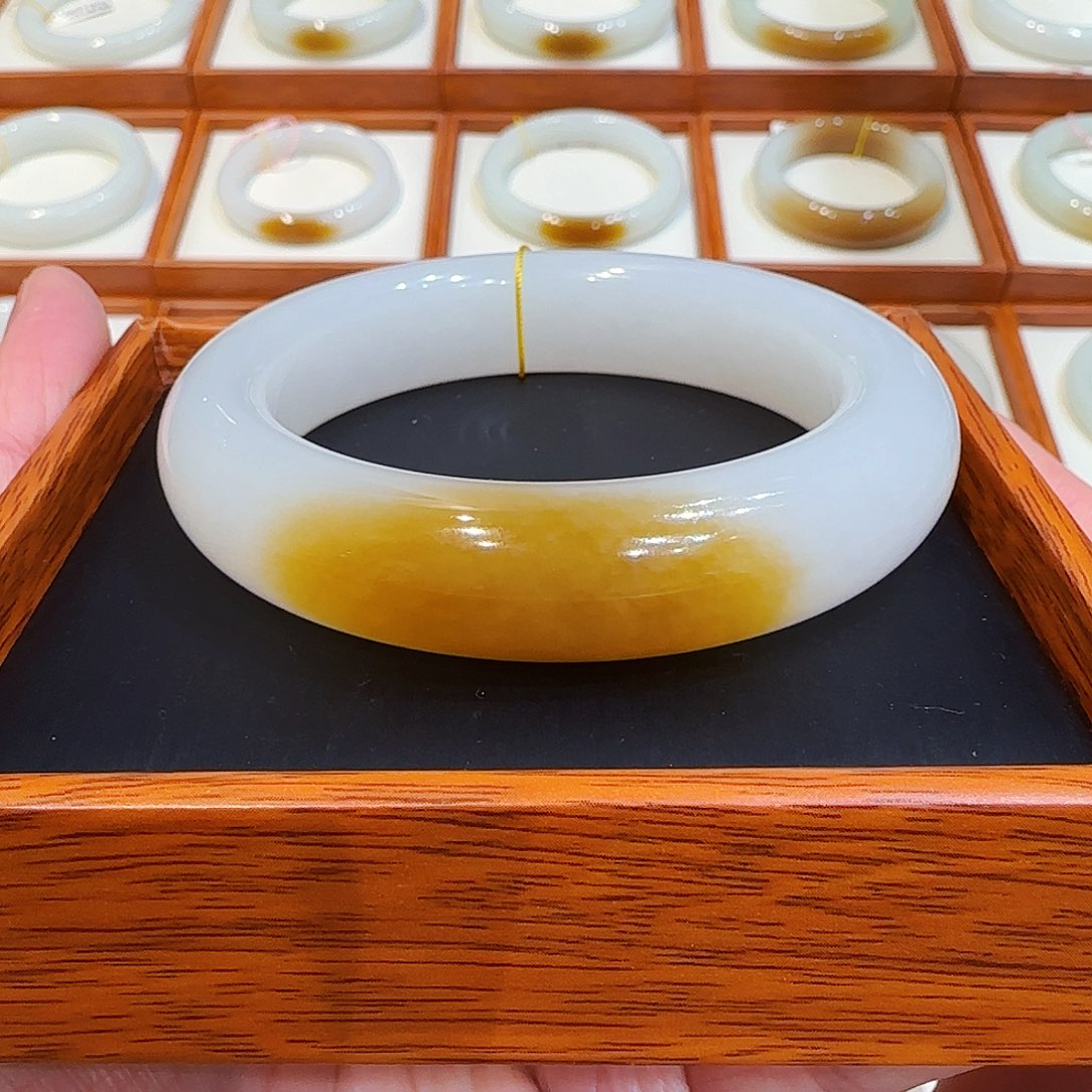 和田玉手镯未镶嵌安*且末一抹金红糖56