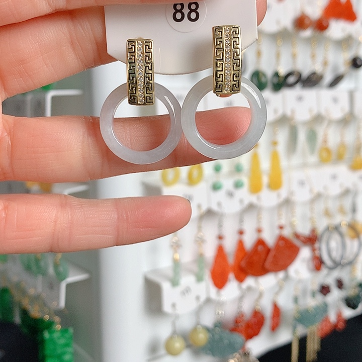 翡翠耳饰未镶嵌翡翠