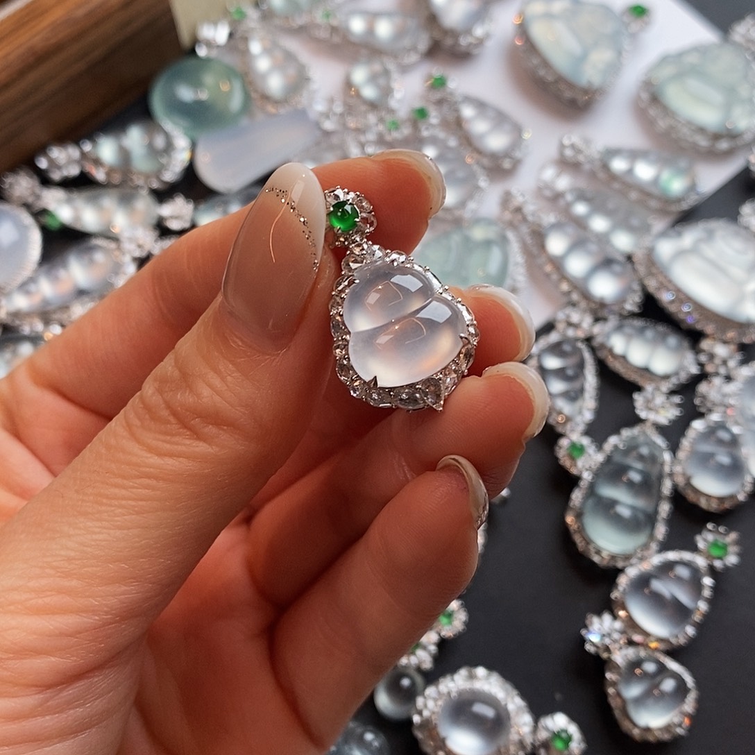 ¹****翡翠18K金镶嵌吊坠(赠链)