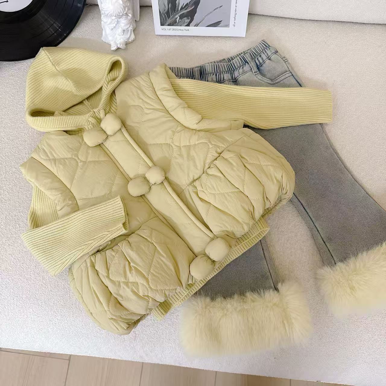 女童秋冬装2025新款儿童夹棉马甲针织连帽上衣加绒牛仔裤三件套