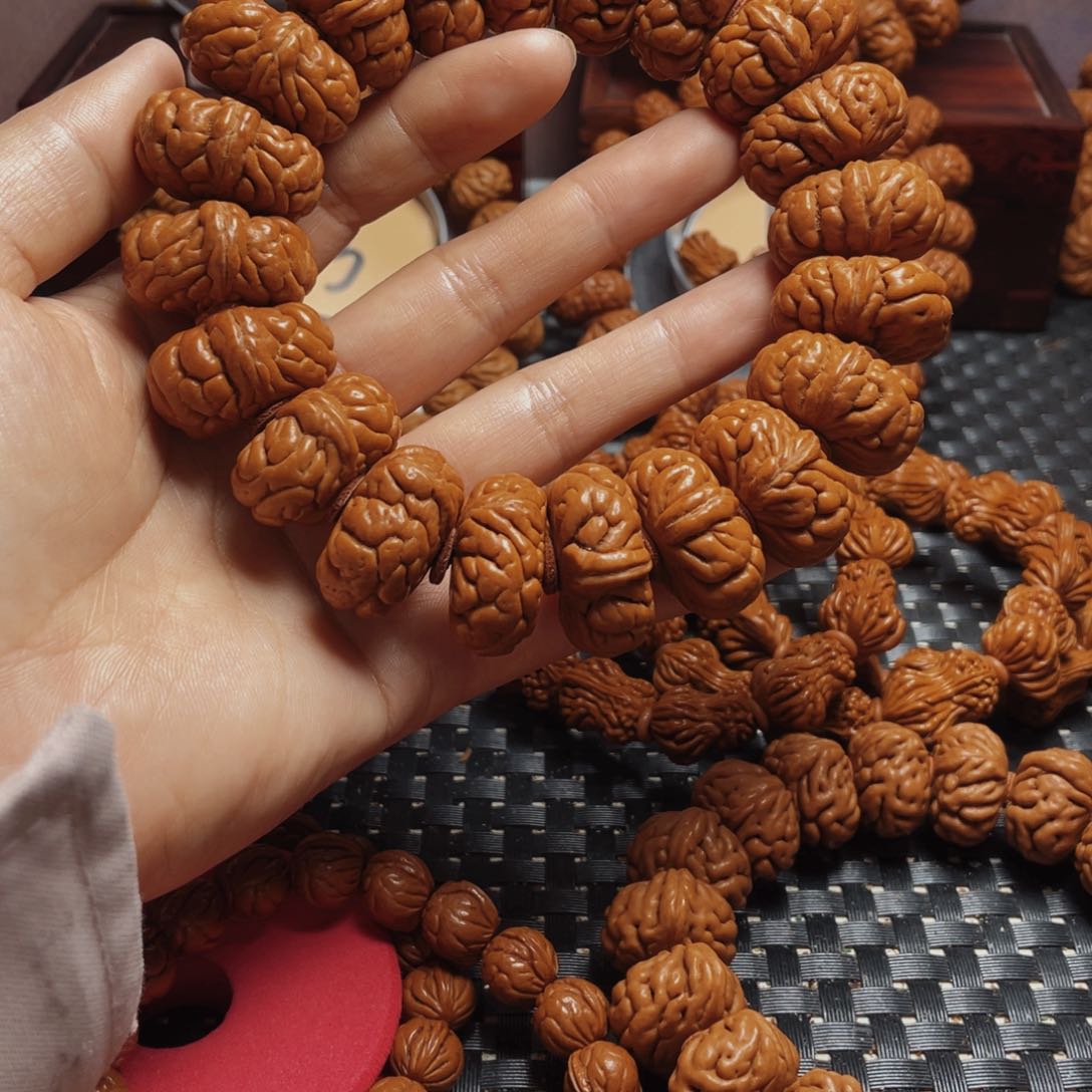 桃核手串小***一秦岭龙纹桃核