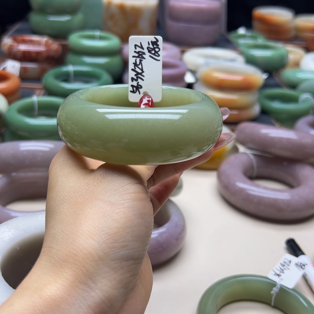 b***路石英质玉未镶嵌手镯