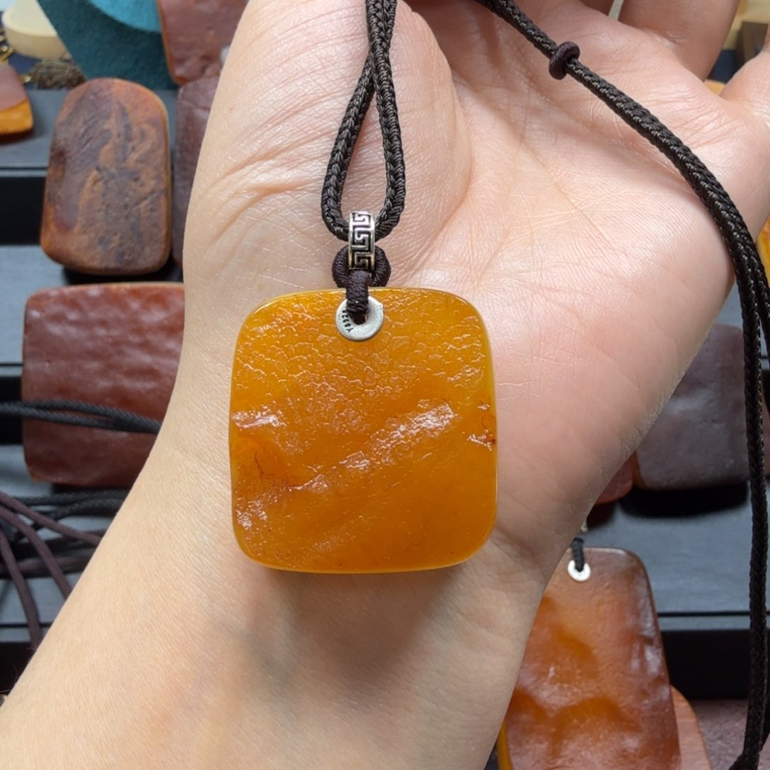 琥珀吊坠(赠链)未镶嵌