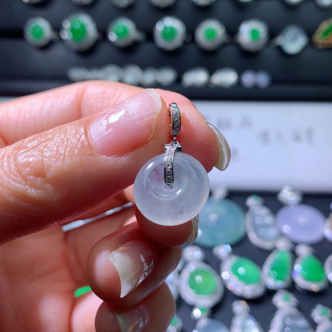 18K金镶嵌戒指翡翠伴钻