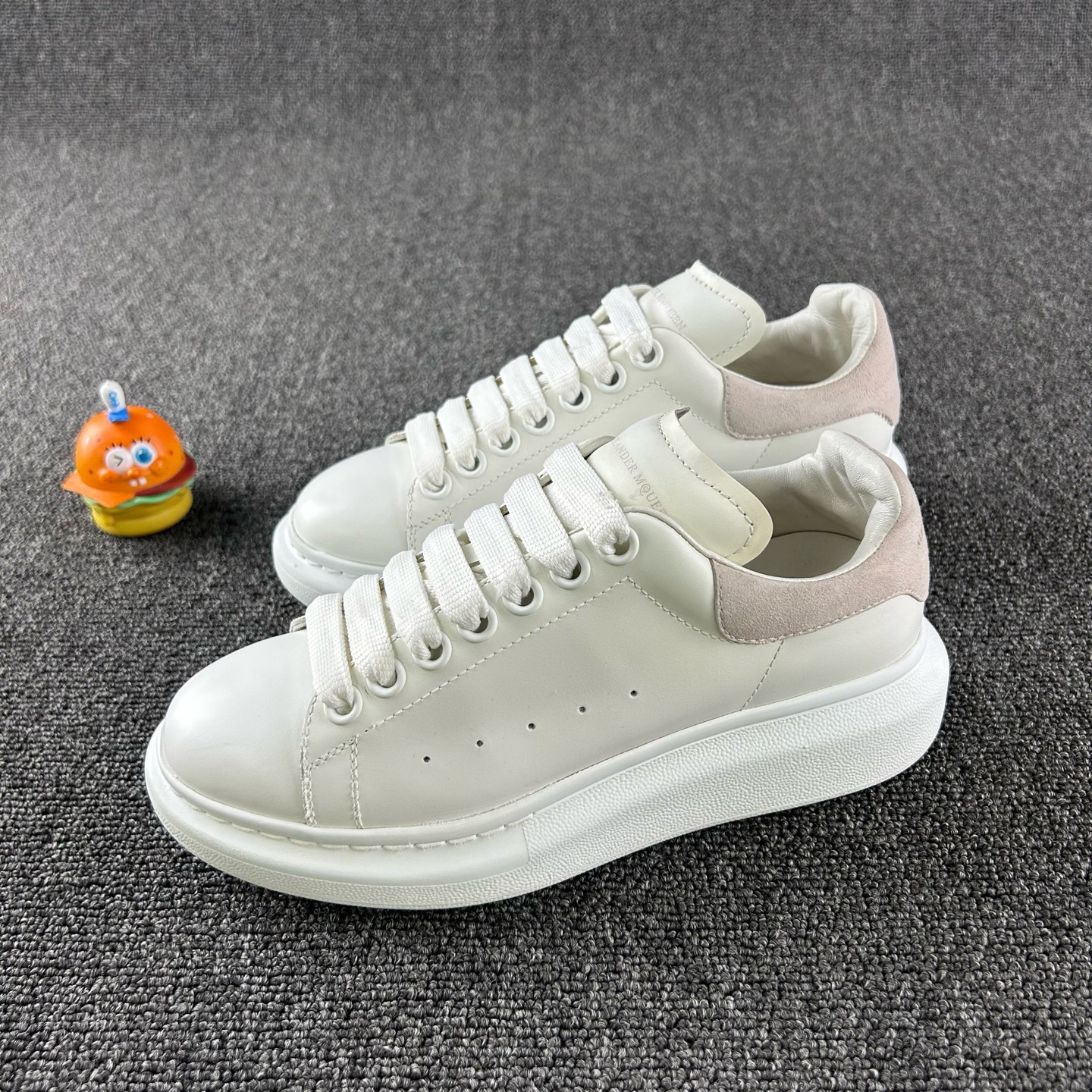 95新 Alexander McQueen/亚历山大·麦昆 粉尾小白鞋36码 HB5117 