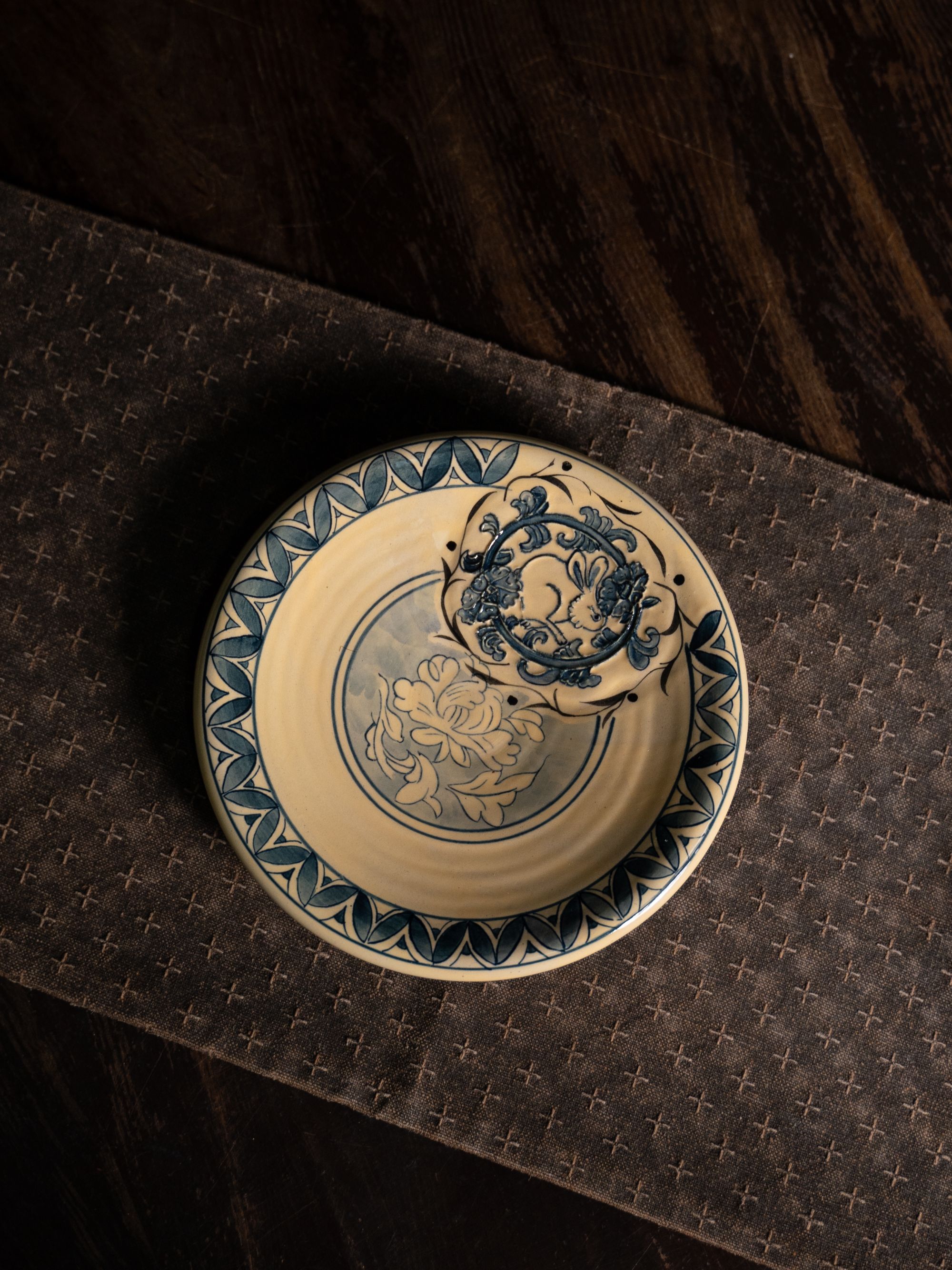 大炮 | 复古青花小兔芭蕉叶纹碟