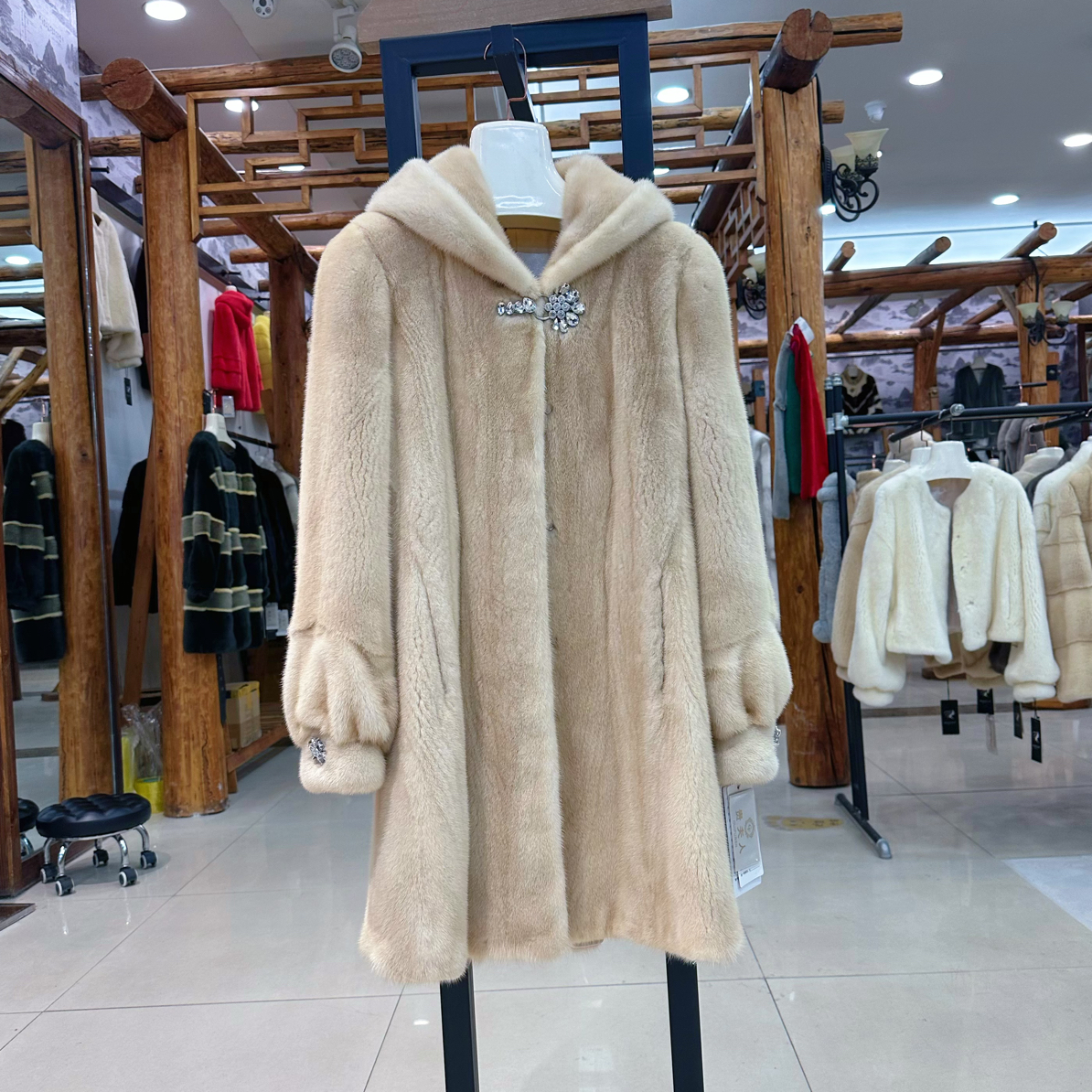 米黄本色时尚连帽中长款修身进口水貂皮草大衣