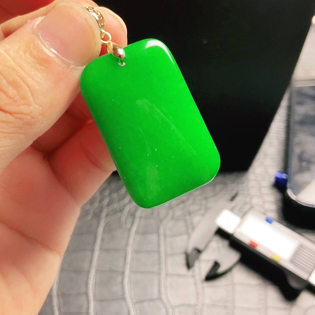 翡翠18K金镶嵌颈饰吊坠