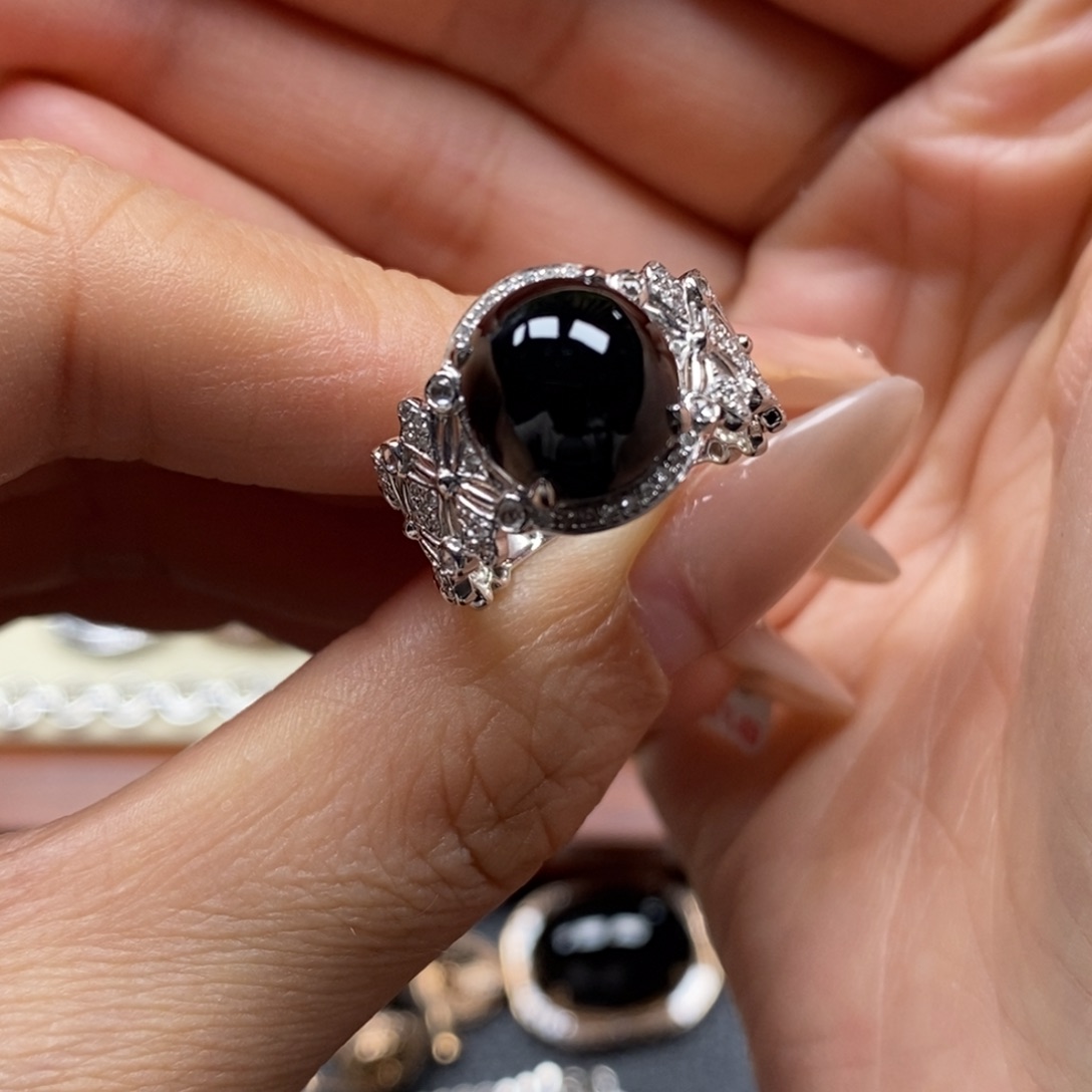 翡翠戒指18K金镶嵌蛋面