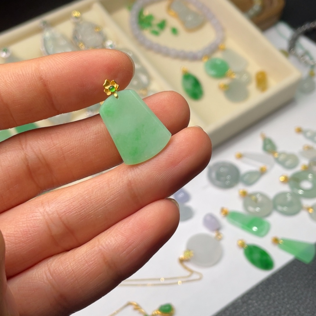 翡翠18K金镶嵌颈饰无事牌