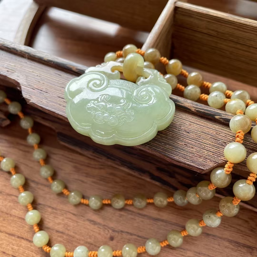 和田玉兽面如意锁挂件吊坠项链天然玉石俏色巧雕长命锁