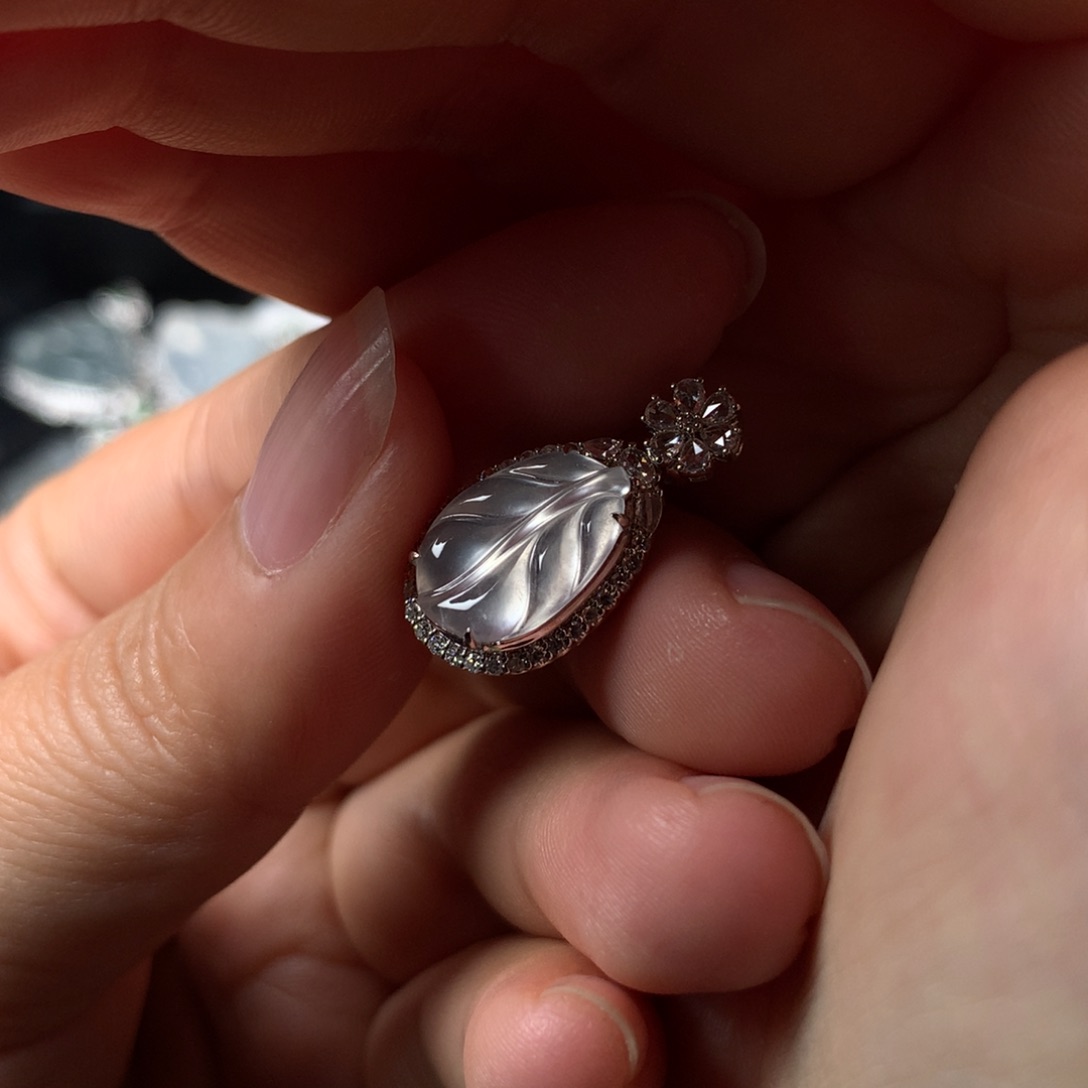 颈饰18K金镶嵌翡翠芭蕉叶子