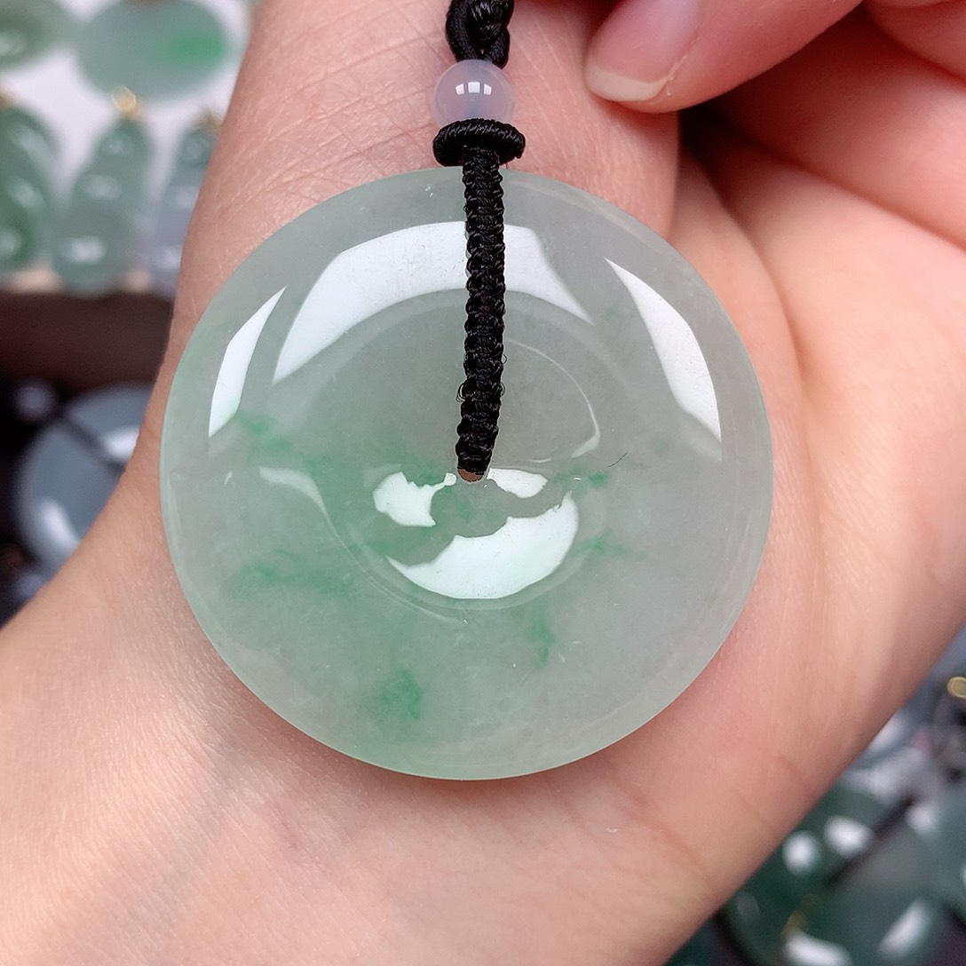 翡翠颈饰未镶嵌平安扣