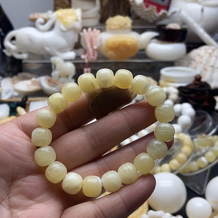 非金属贝壳蜜蜡色微瑕