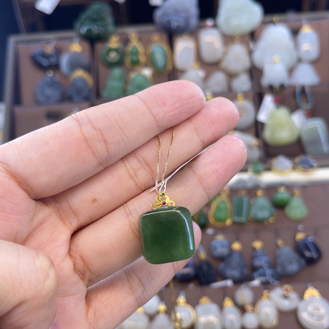 和田玉吊坠18K金镶嵌