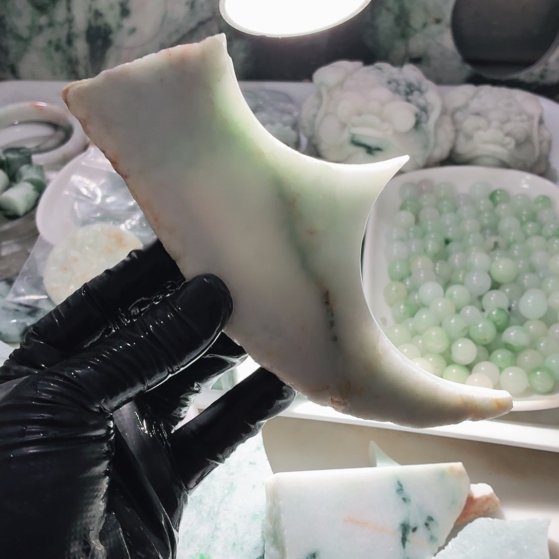 翡翠未镶嵌颈饰边角料