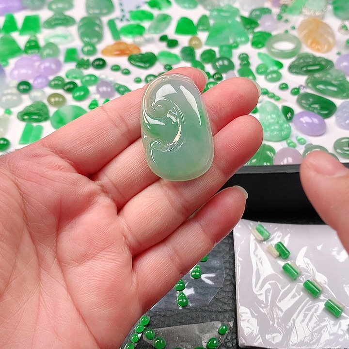 翡翠颈饰未镶嵌翡翠