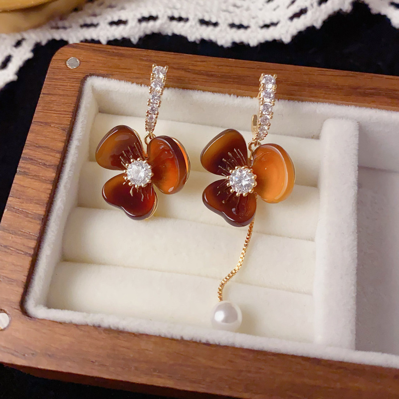 铜合金树脂耳饰 秋冬新款时尚简约不对称树脂花瓣流苏耳坠