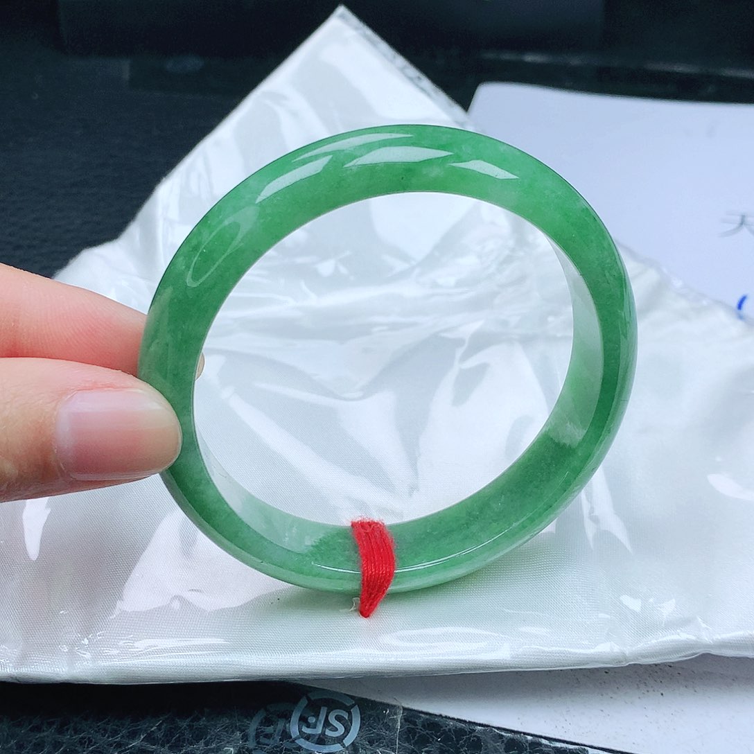 翡翠手镯未镶嵌正5556
