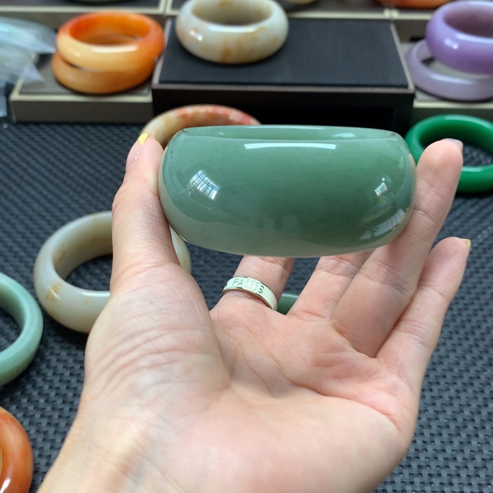 青***溢石英质玉手镯未镶嵌