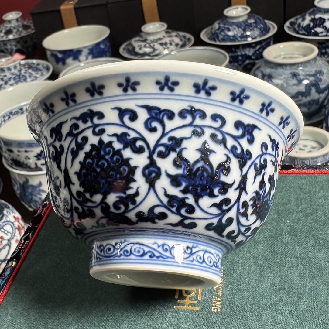 柴窑青花缠枝莲中号压手杯（不晓堂）内绘双狮