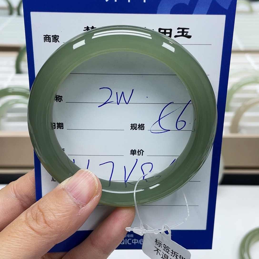 倩****和田玉未镶嵌手镯