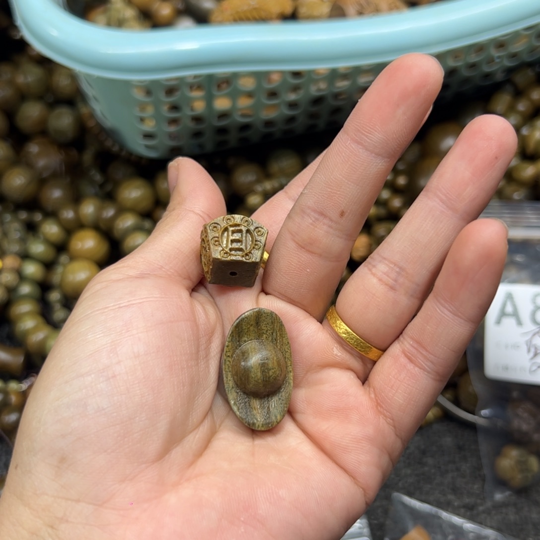 ****。无事牌维腊木（绿檀）