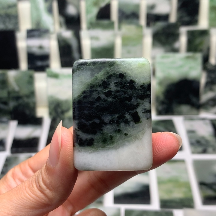 独山玉颈饰未镶嵌