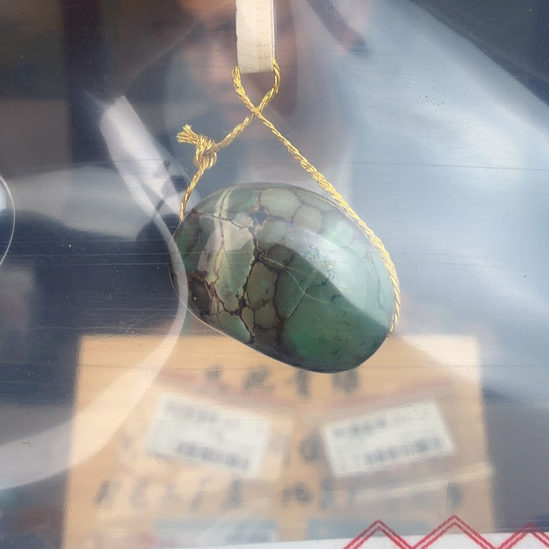 爱***菜绿松石未镶嵌珠宝奇石