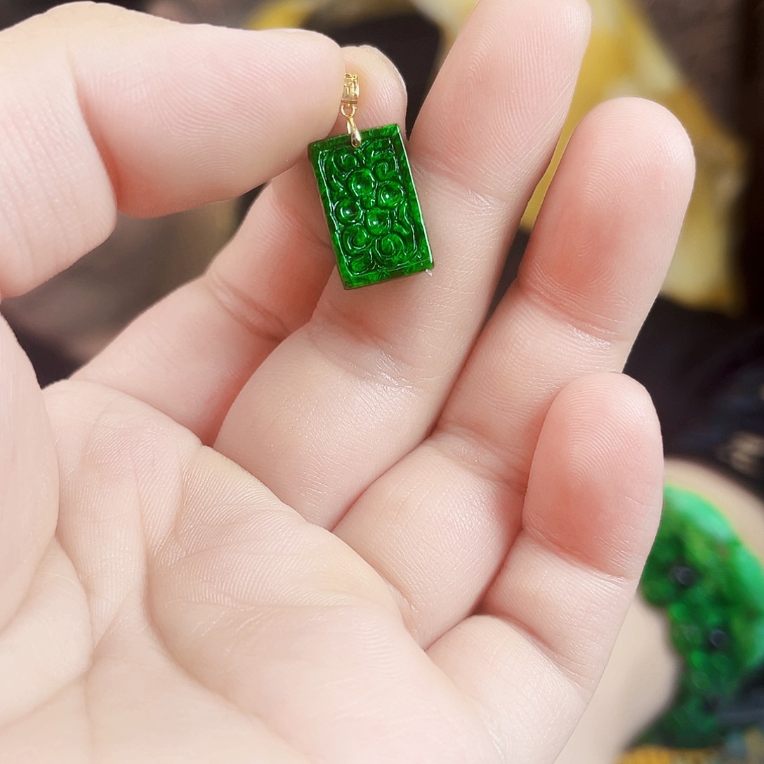 翡翠18K金镶嵌颈饰吊坠