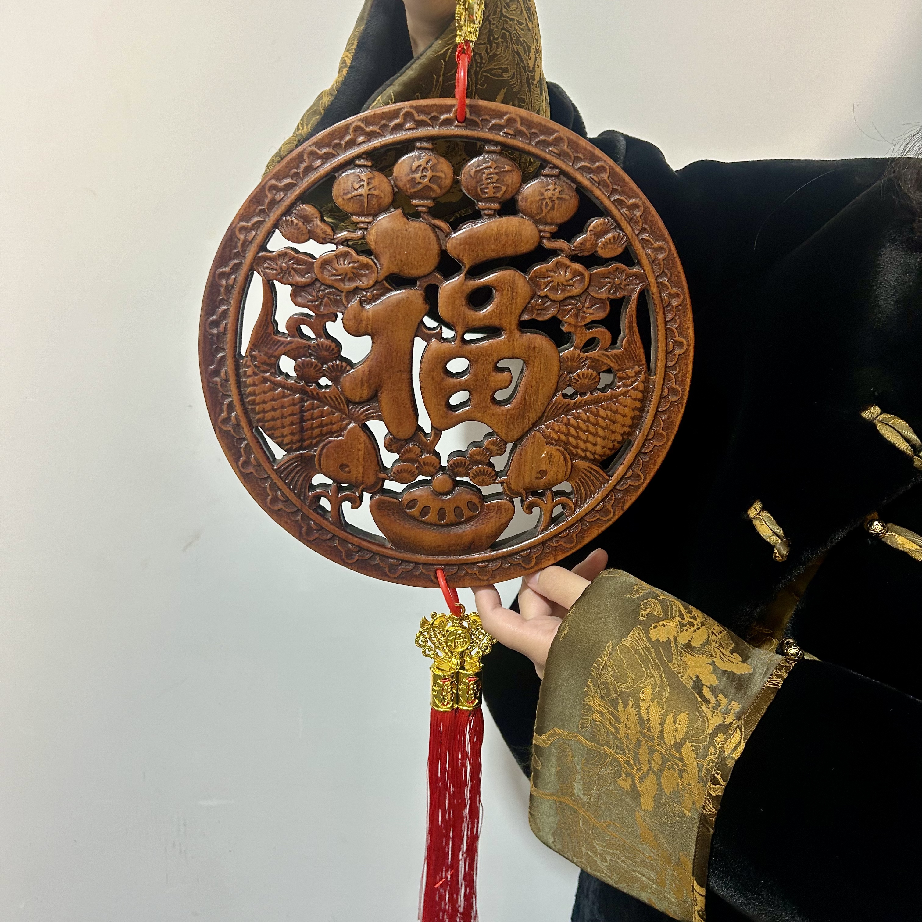 香樟木平安富贵仿古色木雕挂件直径28公分