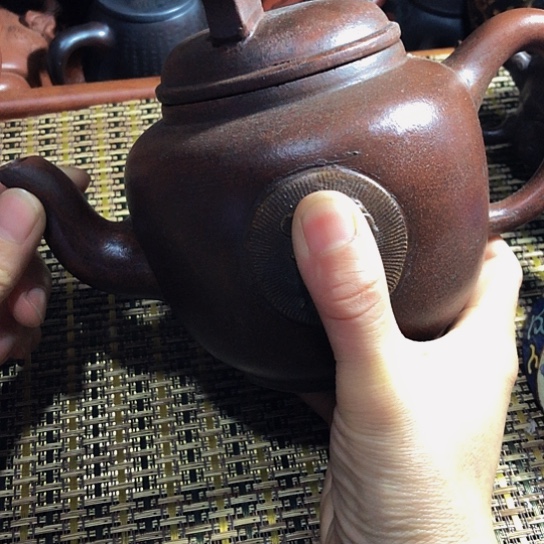 紫砂茶壶原矿泥料手工制作的紫砂壶。