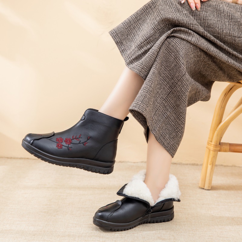 老北京妈妈棉鞋真皮软底冬季加绒老人短靴保暖中老年奶奶皮鞋舒适