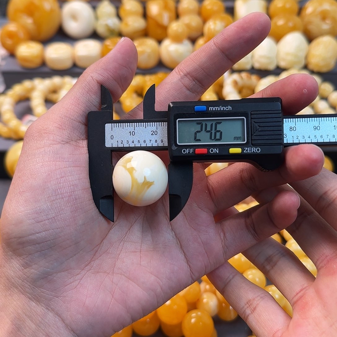 今***雨琥珀未镶嵌珠宝奇石
