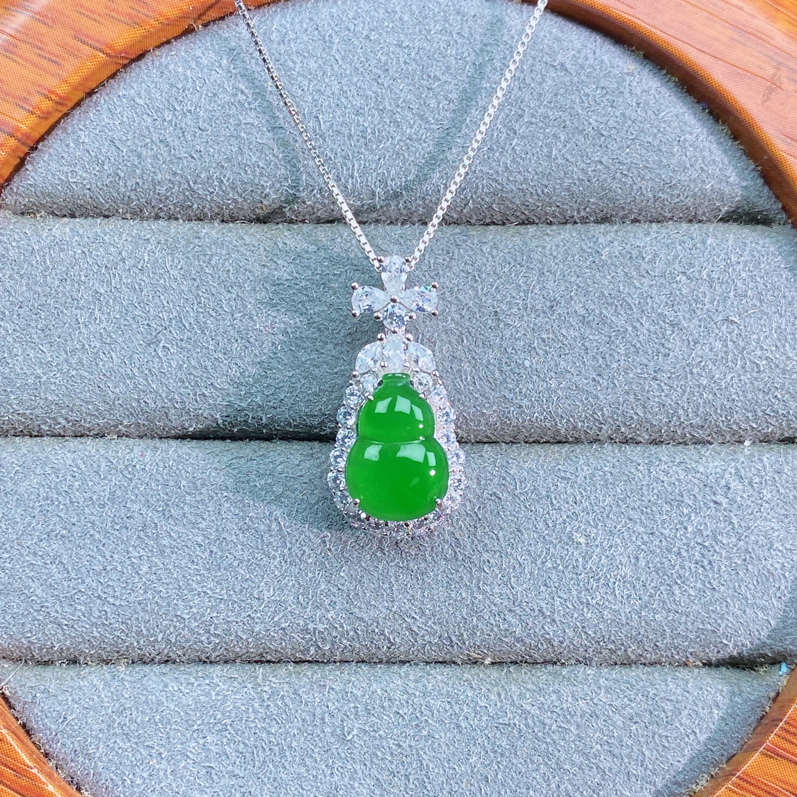 天然翡翠A货温柔小巧设计款葫芦吊坠通体S925银镶嵌